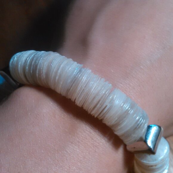 White Color Shell Stretch Bracelet - Picture 4 of 10